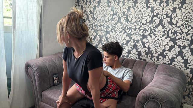 Helping stepmom with social media turns into feeling my huge cock inside