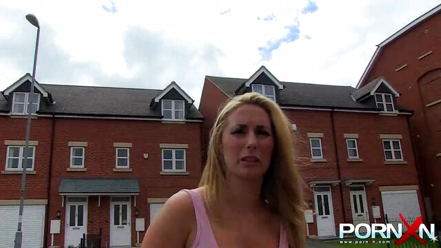 Cutie Paige Turnah pissing outdoors