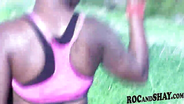 Amateur Black Girlfriend Fucks Outdoors !!