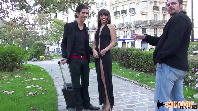 Manon, bombe anatomique se fait défoncer le cul en forêt