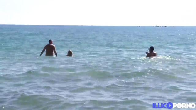 Tamara et son mari font un plan à trois sur la plage avec un jeune