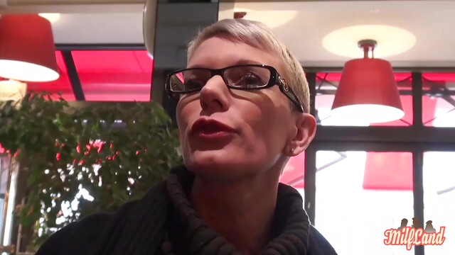 Mia, patronne sexy se laisse dominer et enculer dans son bureau