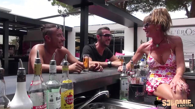 Karène devient une soumise trainée en laisse