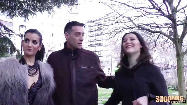 Julie et Siham s'amuse entre gode-ceinture et sodomie