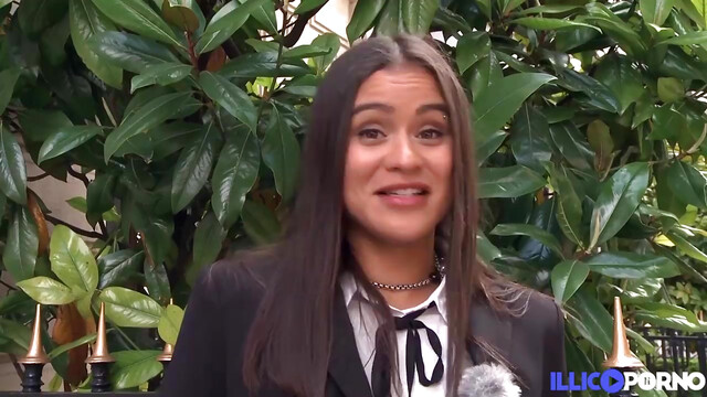 Alice, commerciale bien gaulée, veut de la bite le cul !