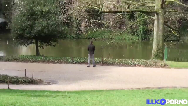 Shrinna, jolie petite beurette, s'offre un délicieux plan à 3 avec son mec