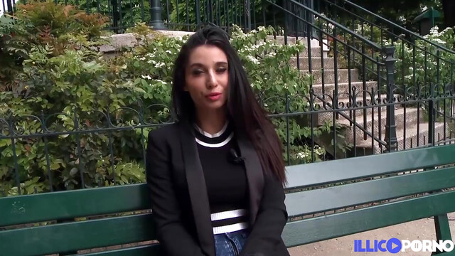 Dora, bombe anatomique, troque son micro contre bite !