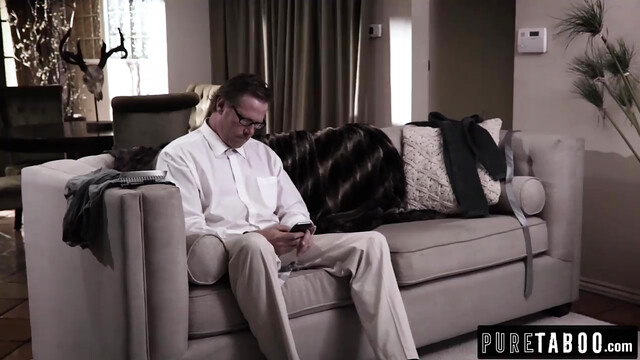 Cheerleader Jill Kassidy Wants To Fuck Older Guy