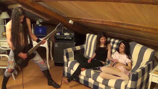 My stepsister gave me a nice surprise... (THREESOME SEX)