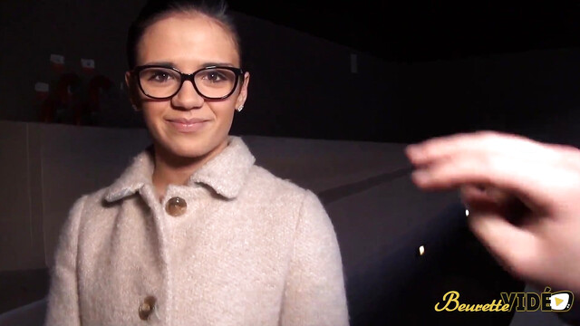 Angelica teen fan de sodomie a deux queues rien que pour elle