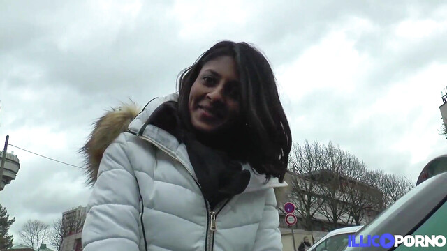 Anaïs, lycéenne dévergondée essaye la sodomie