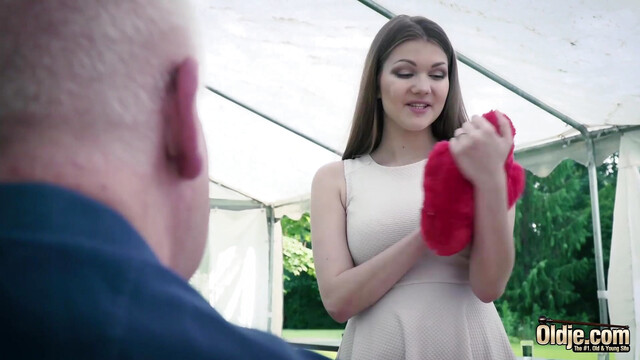 Old man fucks sweetie young pussy the young girl swallows mature man cum