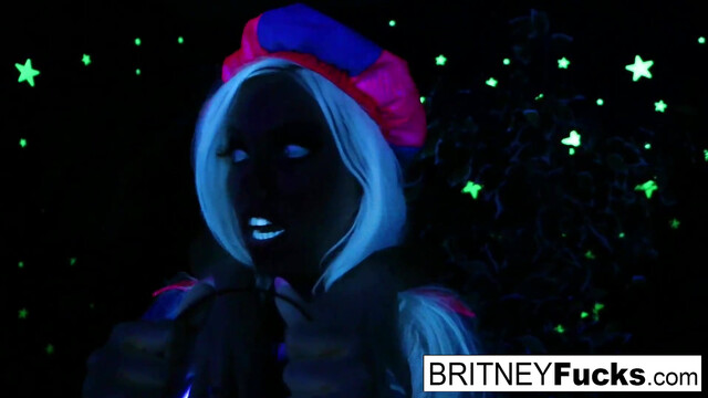 2 hot blondes share Halloween scare