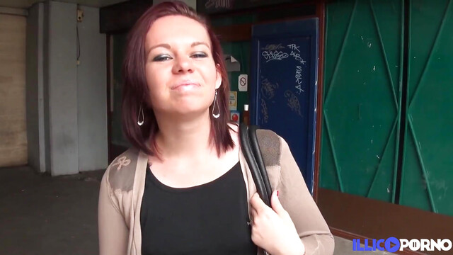 Aude, jeune diplômée accro à l'anal