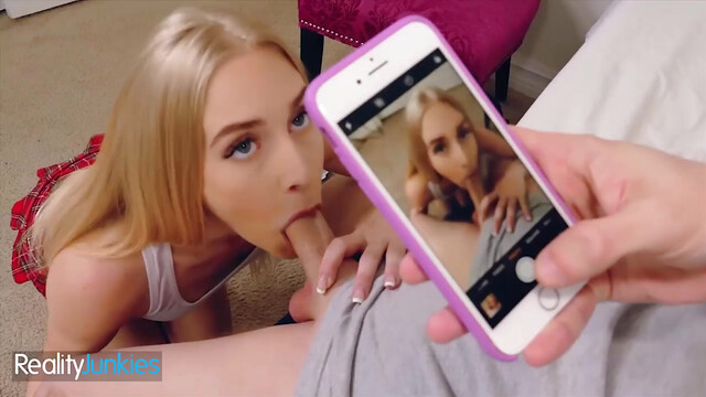 Hot Teen (Emma Starletto) Get Fucked By Friend To Have New Pictures For Her Followers - MileHigh