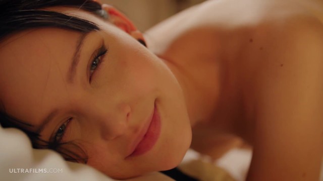 Gorgeous wifey plunging fingers deep into her dripping hole