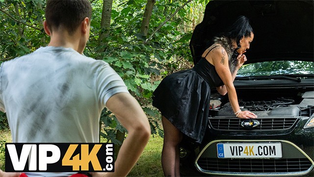 Gorgeous MILF getting kinky outdoor sex with stranger in woods