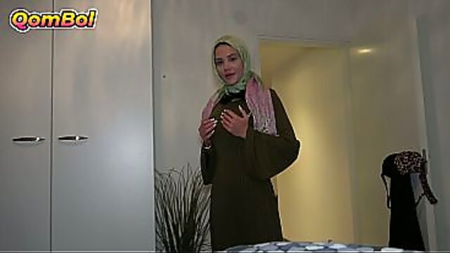 Hijab-wearing Turkish stepsis begs for sneaky fuck before parents return