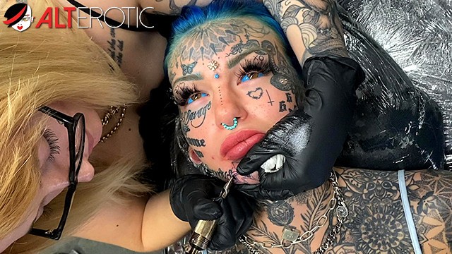 Australian bombshell Amber Luke shows off her fresh chin tattoo
