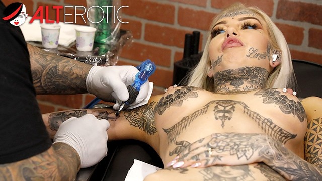Amber Luke rubs her swollen clit and cums while the needle tattoos her smooth skin